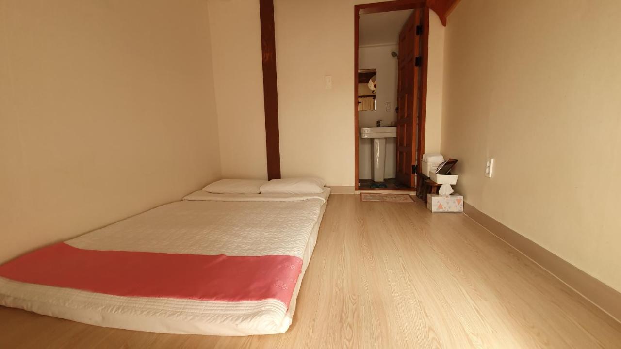 Greem Guesthouse Jeonju Bagian luar foto