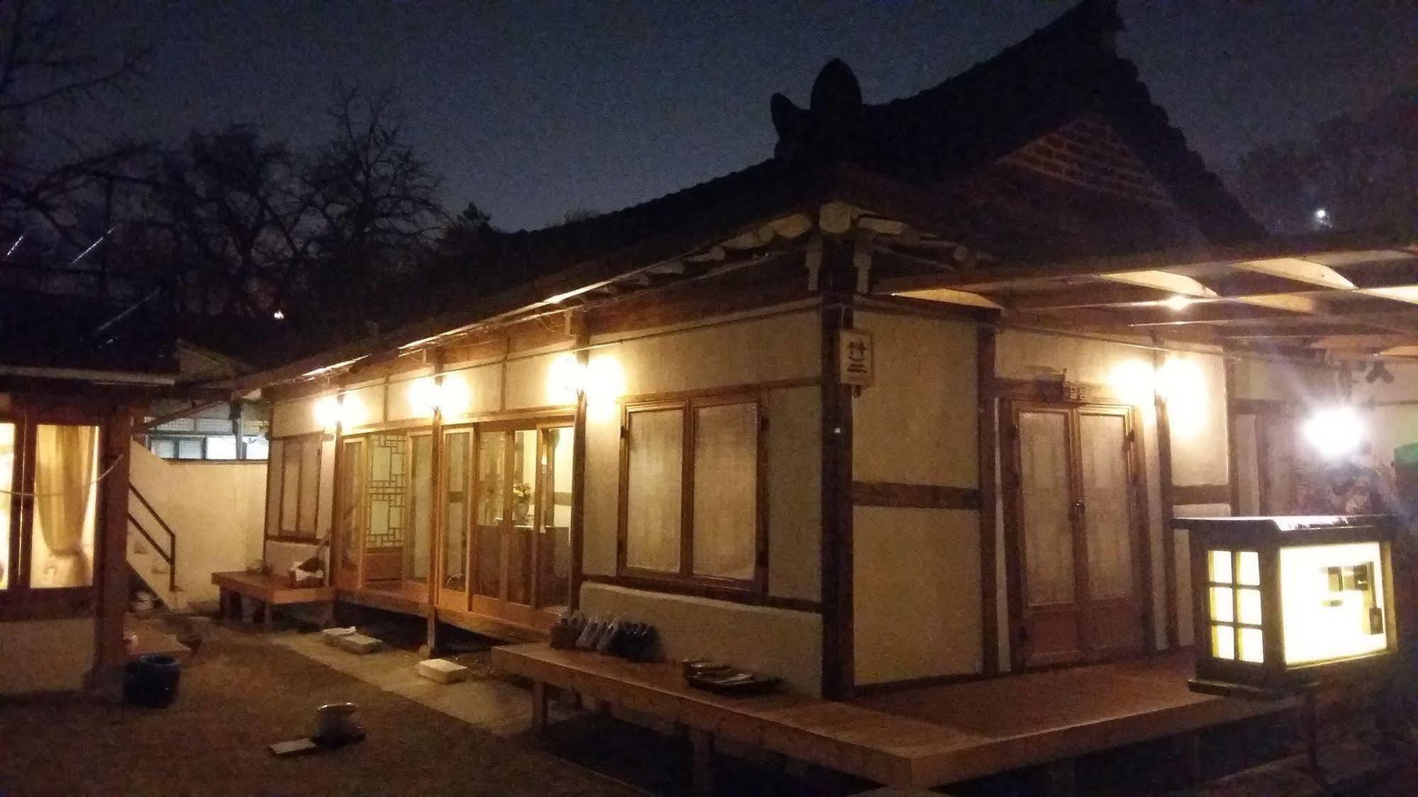 Greem Guesthouse Jeonju Bagian luar foto