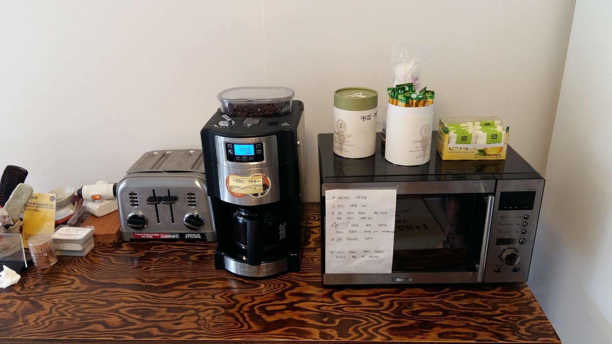 Greem Guesthouse Jeonju Bagian luar foto