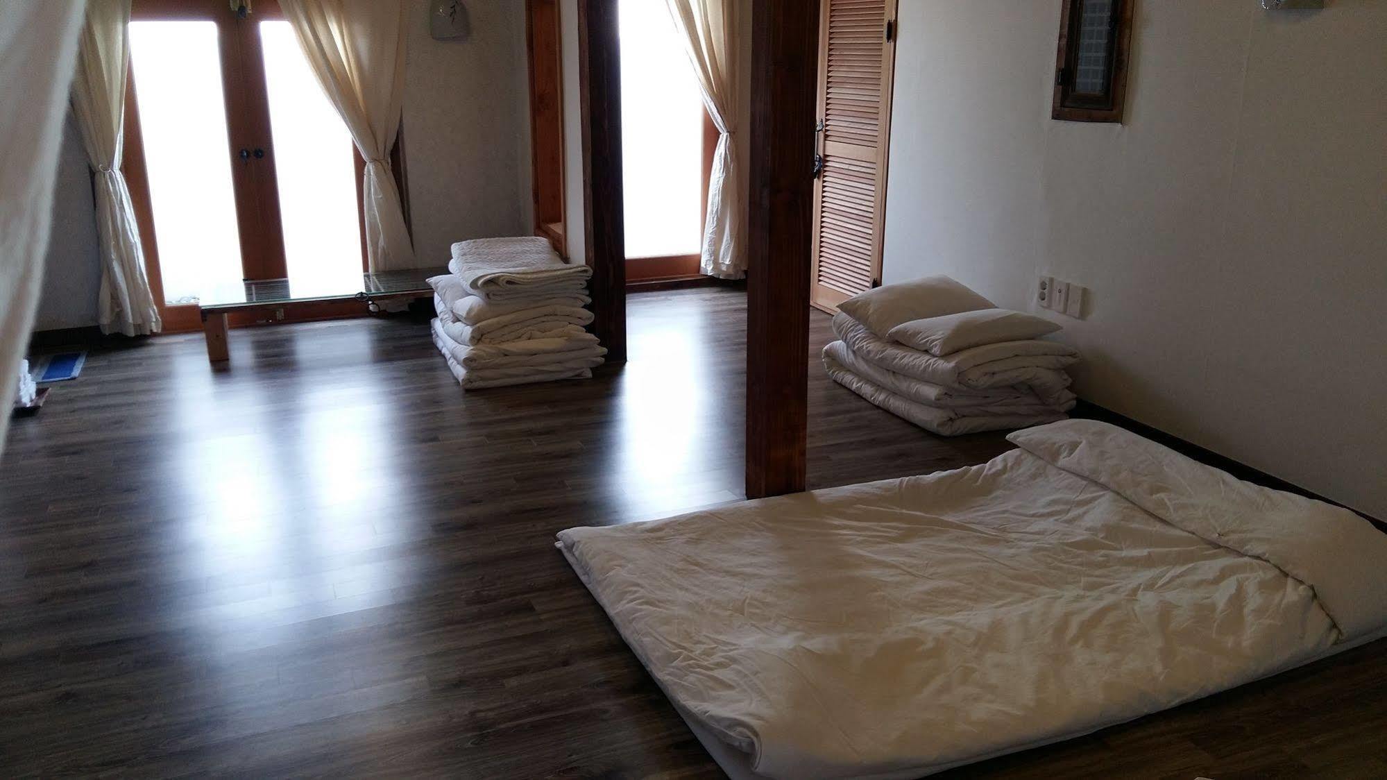 Greem Guesthouse Jeonju Bagian luar foto