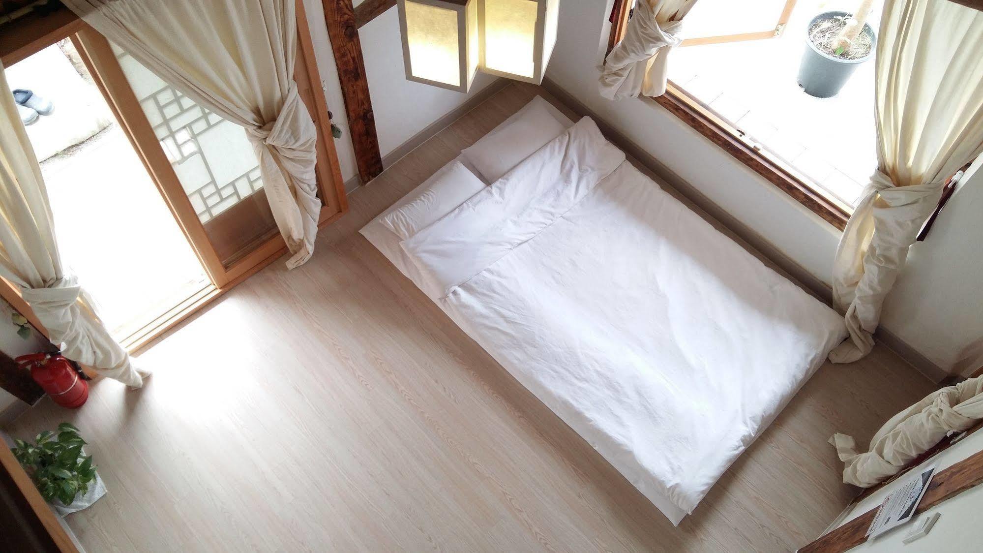 Greem Guesthouse Jeonju Bagian luar foto